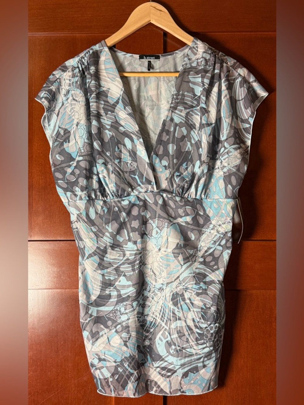 B. Street Gray & Light Blue Floral V-Neck Lightweight Top NWT Size XL